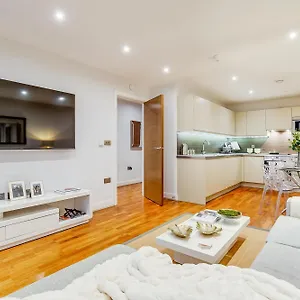 Chic 2br Haven Nestled In Vibrant Battersea Apartment *