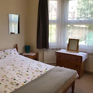 Spacious West 2 Bedroom Apartment London