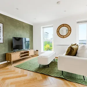 Bright New 2br Flat With Balcony Near Excel Apartment London