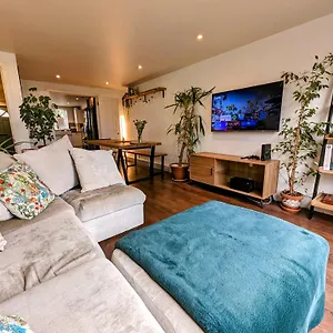 Apartment Modern Well Presented With Garden