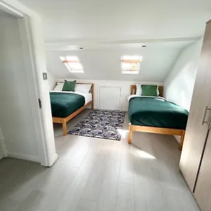 Serviced Near Tottenham Hotspurs Football Stadium Great For Contractors * London