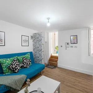 Bright And Spacious 2 Bedroom Flat With Ensuite Bathrooms In London Se5 *
