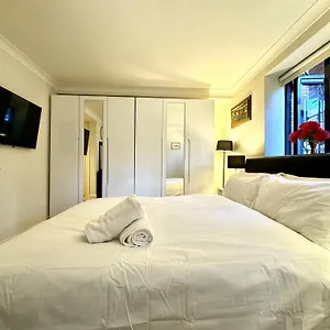 Apartment Cityscape Haven In London