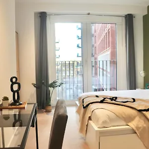 Luxury 2 Bedroom Near With Balcony - Open For Long And Families Relocatings Apartment *