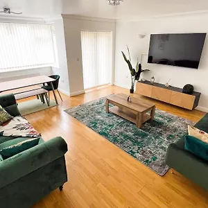 Luxury 4-bed House In Dagenham, United Kingdom Holiday home *