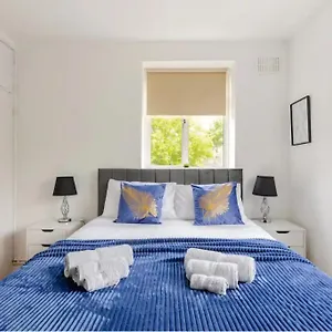 Spacious Two Bedroom In Battersea, Free Parking Apartment