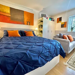 Apartment Stunning Business Travellers Studio En-Suite Bathroom Garden View