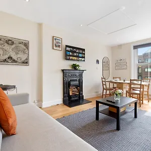 Spacious Sleep 11 With Terrace In Earls Court Ec99 Apartment