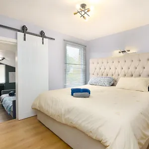 3 Bedroom House - 2 Mins Walk Direct Train To Gatwick