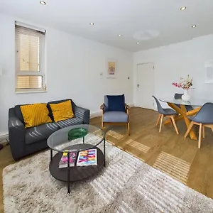 The Earl's Court Hideaway - Warm 3bdr House London