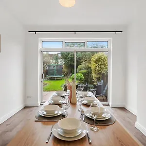 Holiday home 4 Bedroom House & Free Parking Close To Kensal Rise Station