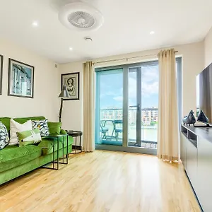 Apartment Upscale Riverfront 1br Flat, Prestigious Battersea London