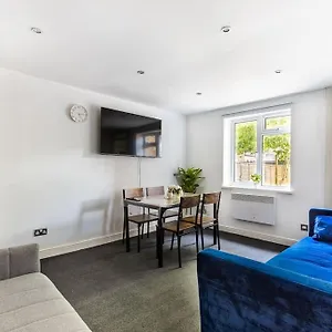 Lovely Garden 2bd Flat In Apartment