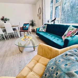 Apartment Spacious, Stylish Close To Transport *