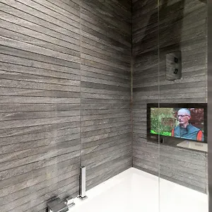 Sleek One Bedroom Flat In East Putney Apartment