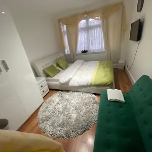 Holiday home Luxurious 6-bed Entire House In London Ilford