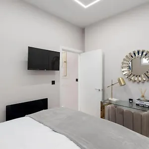 5 Star Accommodation, 2 Minutes To Brent Cross Station Apartment London