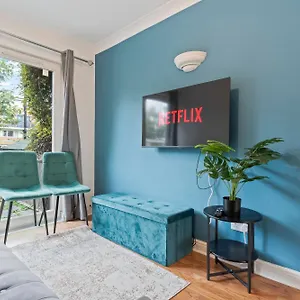 Cozy Townhouse With 4 Bedrooms