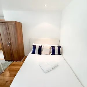 Flat 6 In Acton