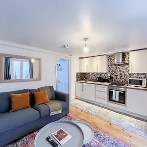 Apartment Stylish Camden B2