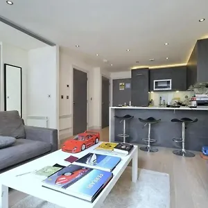 Modern Chelsea Flat *
