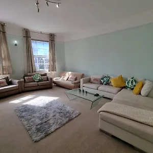 Budget Spacious Flat Fits 5 People In W2 Apartment *