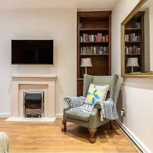 Elegant Two Bedroom Flat In Redcliffe Gardens London