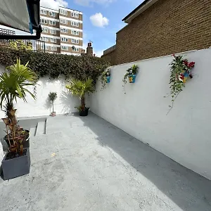 Stylish Garden-level Flat In Chiswick Apartment