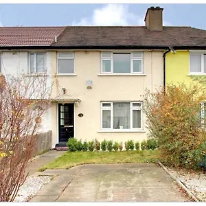 Holiday home Charming 3 Bedroom House Northolt (Greater London)