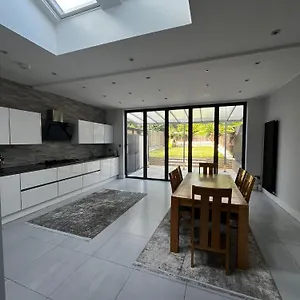 Holiday home Luxury 5 Bedroom House With Private Car Park In London *