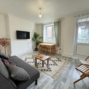 Well-presented 1bd Flat Heart Of East Apartment *