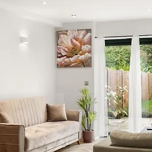Apartment 4 Bed House Near Gatwick Airport *