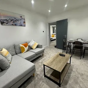 Modern 3bed, Garden, St Apartment
