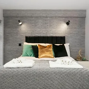 Awesome 1 Bedroom Flat In Apartment Twickenham