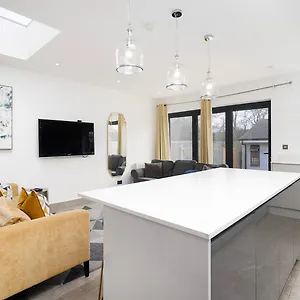 Apartment Large 4 Bedroom House With Parking Available London