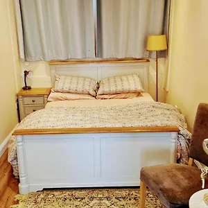 Homestay Cozy Corner - Extra Large Double Bedroom Available In London With Private Bathroom - 5 Mins Walk To Underground Station, 20 Mins To Heathrow And Central London *