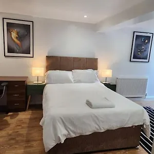 Lovely En-suite With Private Entry, Close To Station Apartment