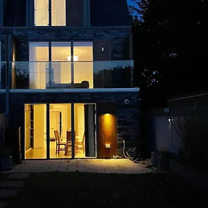 Luxury-gated-3 Bedroom By Heathrow Airport-greenfield Place Holiday home *