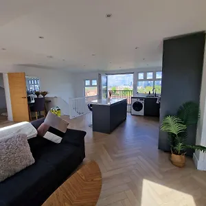 Loft With Skyline Views Of Canary Wharf