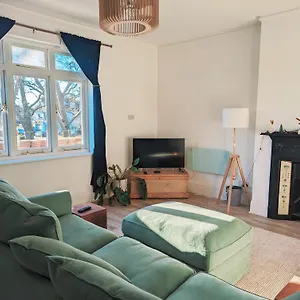 Stylish 2 Bedroom Flat *