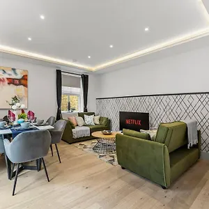 Stunning 2 Bed Flat In - Sleeps 8 -balcony * London