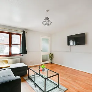 Luxe 2 Bed House In London- Free Parking, Free Wifi, Big Garden London