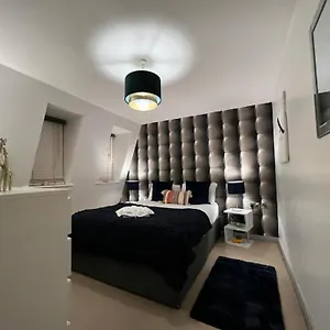 Beautiful Two Bedroom Fulham Apartment *