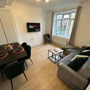 Chic 3 Bedroom Flat Ontower Bridge * London