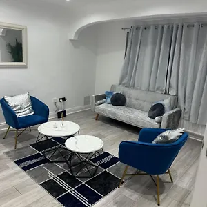 Romford Spacious House With Conservatory