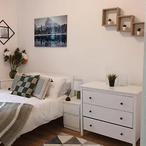 Apartment F2 2 Bed Flat In Hammersmith Opposite Olympia - Sleeps 5 People London
