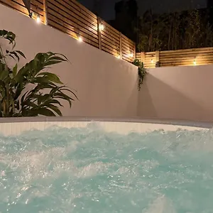 Acton - Hot Tub, Cinema & Gaming * London