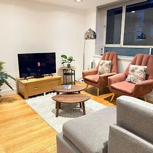 Chic 3 Bedroom Flat With Private Terrace In Holloway Near Finsbury Park Apartment *