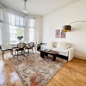 Stylish 2 Bedroom Notting Hill Superstar