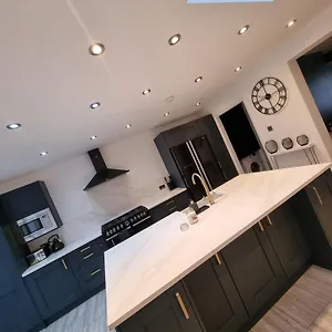 Holiday home Stunning Open Plan 3 Bedroom House Enfield
